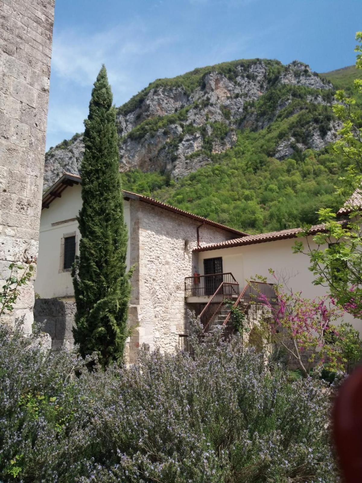 Hotel Abbazia Ss. Quirico E Giulitta Micigliano Exterior foto