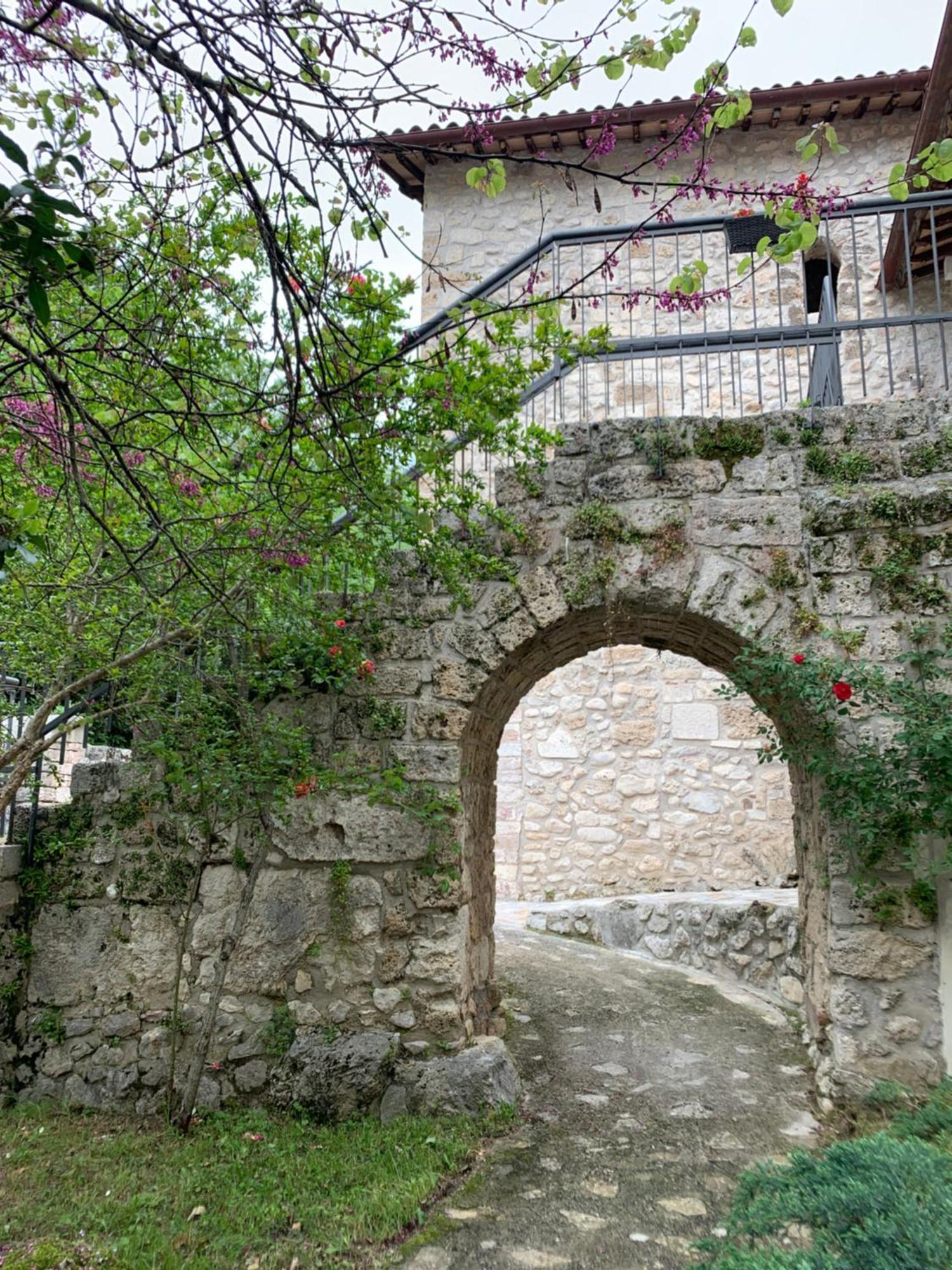 Hotel Abbazia Ss. Quirico E Giulitta Micigliano Exterior foto